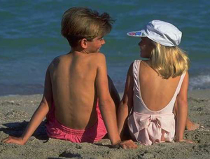 Ni�o y ni�a en la playa